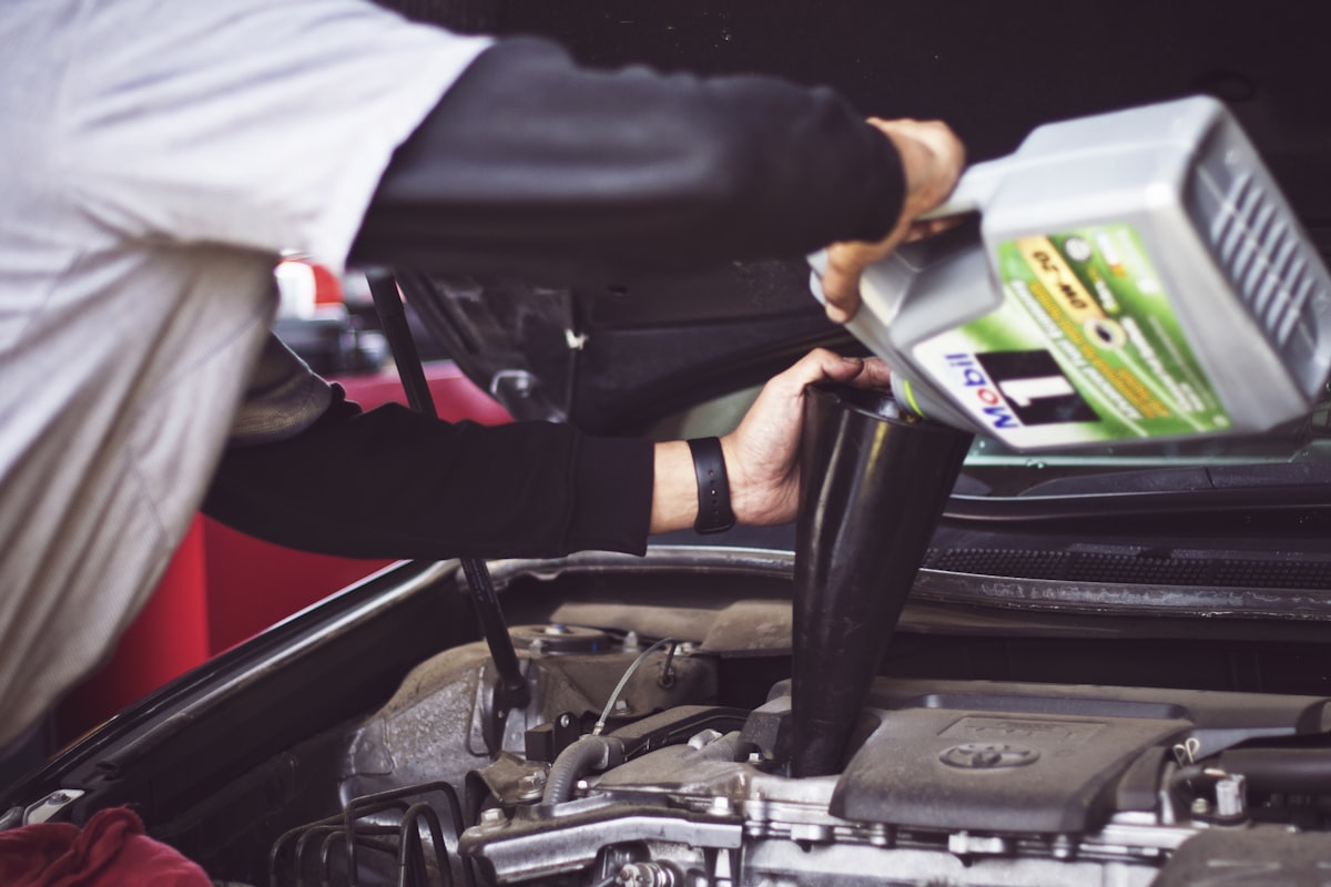 Werkplaats met gereedschap en onderdelen